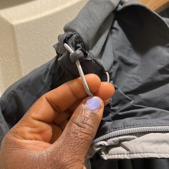 NWOT Columbia Gray athletic windbreaker with Hoodie. - Picture 15 of 15